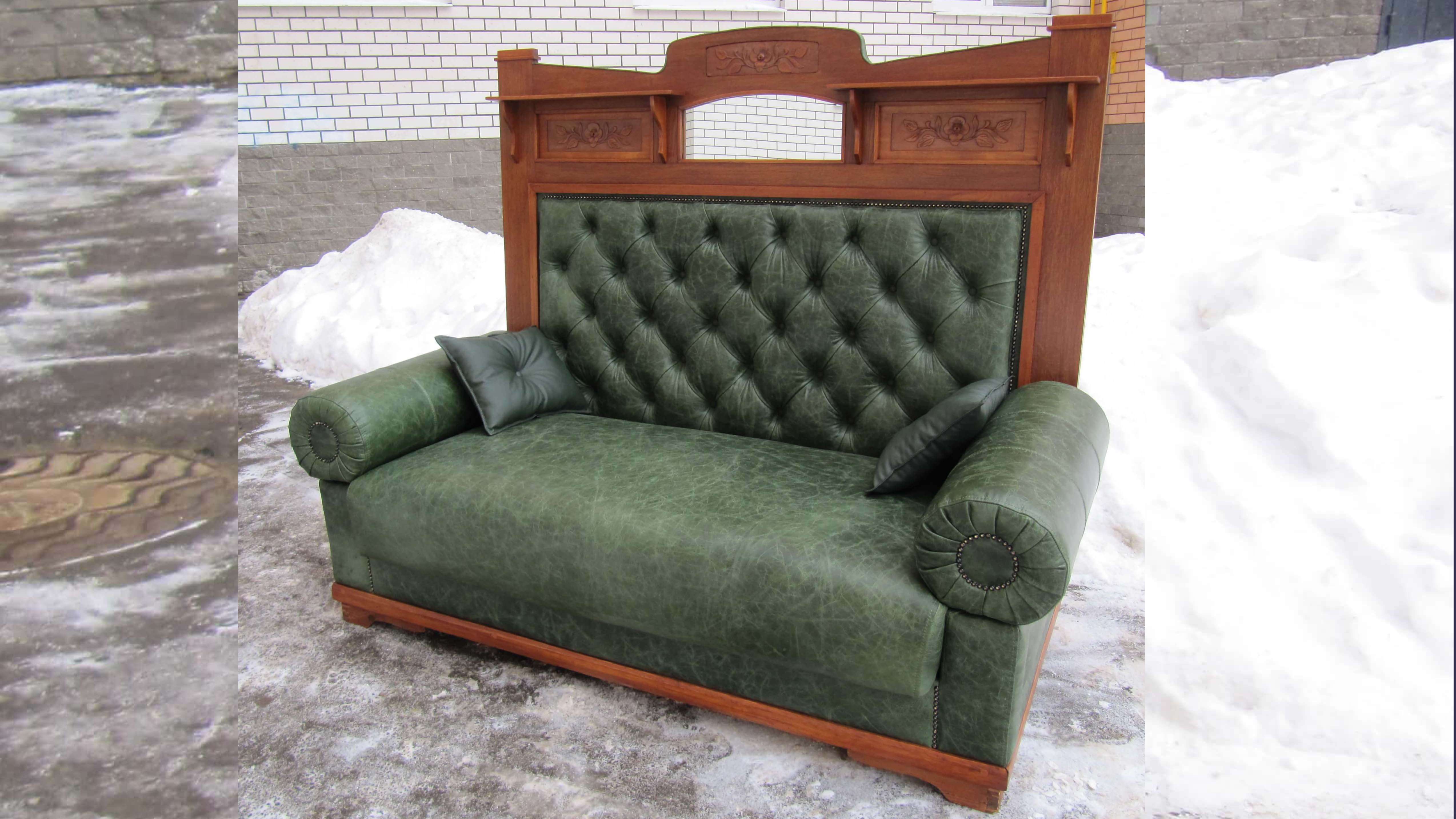 Перетяжка и реставрация дивана послевоенных лет